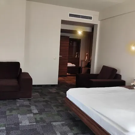 拉得娜金牛座酒店 3* Ładna